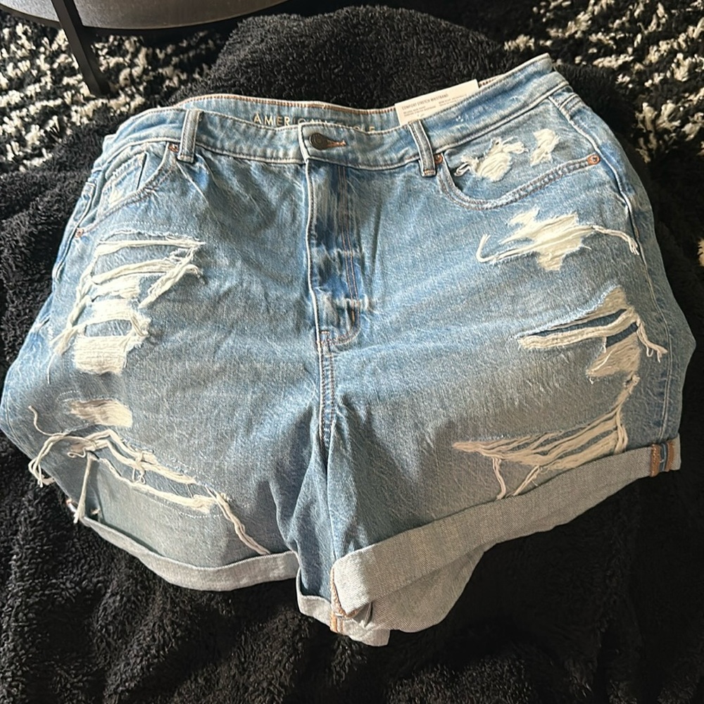 American Eagle Relaxed Mom distressed Jean Shorts